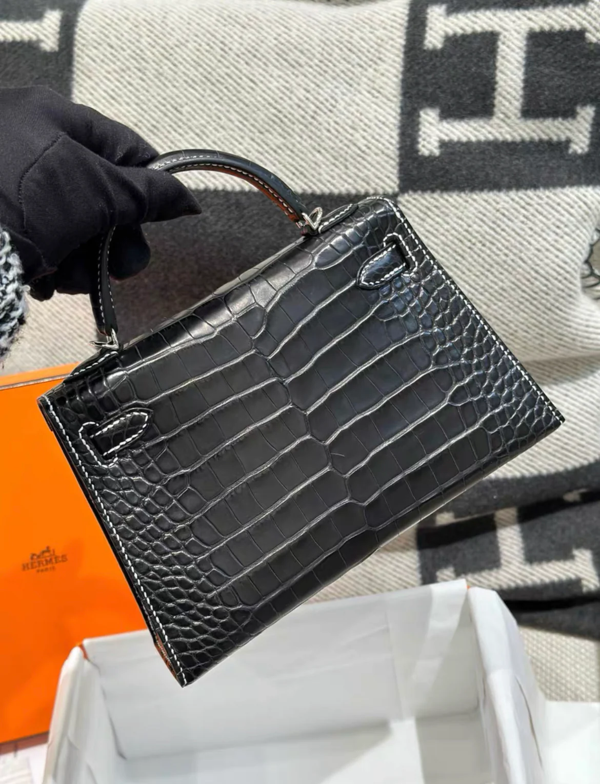HERMÈS MINI KELLY 20 BLACK ALLIGATOR MATTE WITH WHITE STITCHING PALLADIUM HARDWARE - Image 3