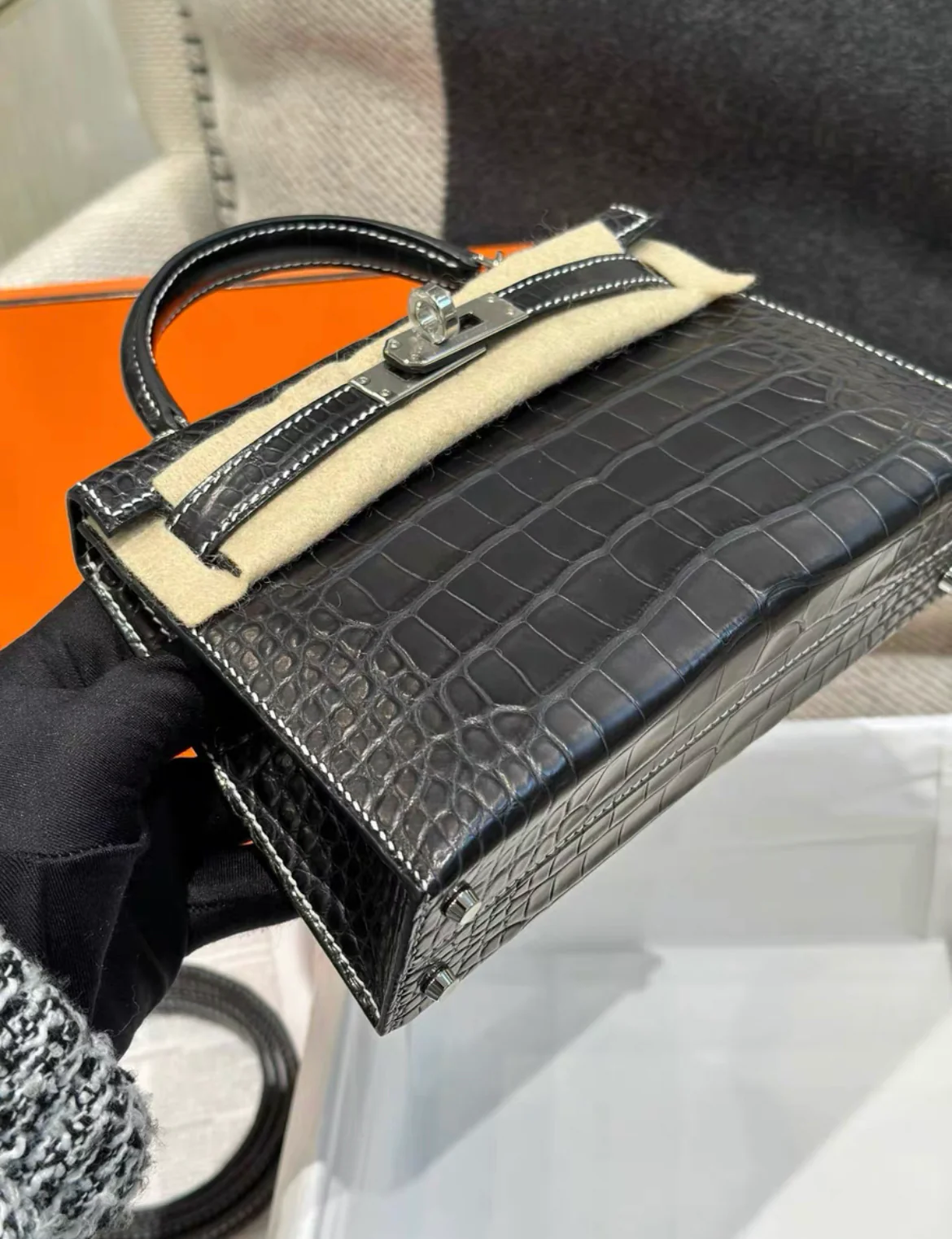 HERMÈS MINI KELLY 20 BLACK ALLIGATOR MATTE WITH WHITE STITCHING PALLADIUM HARDWARE - Image 4