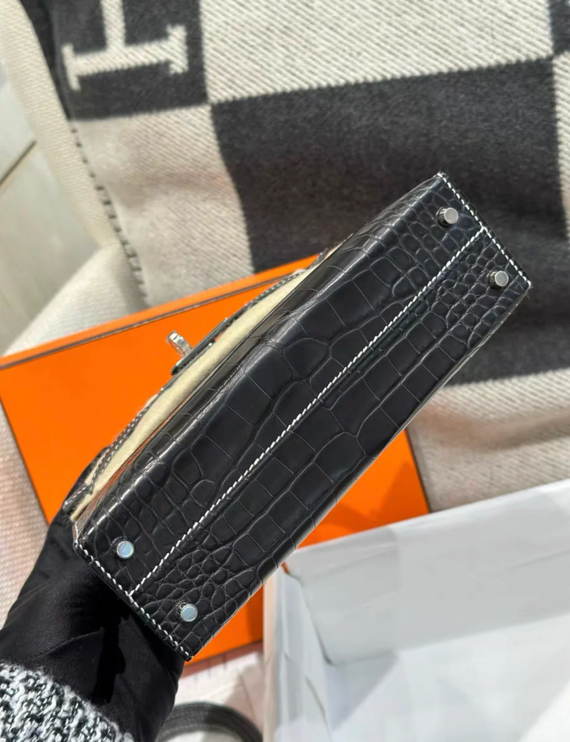 HERMÈS MINI KELLY 20 BLACK ALLIGATOR MATTE WITH WHITE STITCHING PALLADIUM HARDWARE - Image 6