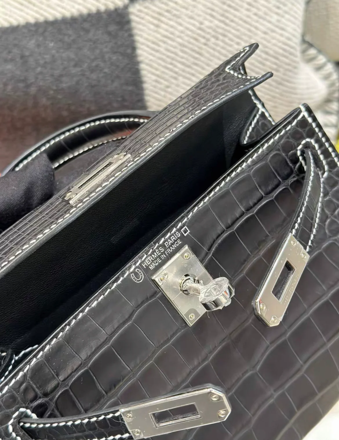 HERMÈS MINI KELLY 20 BLACK ALLIGATOR MATTE WITH WHITE STITCHING PALLADIUM HARDWARE - Image 7