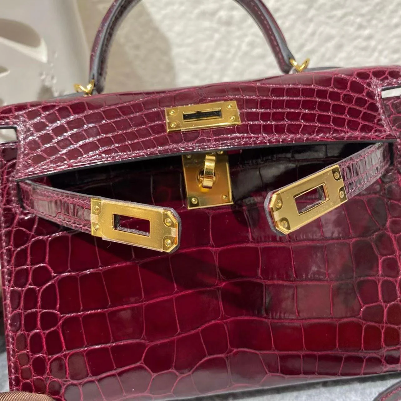 HERMÈS MINI KELLY 20 BORDEAUX SHINY ALLIGATOR GOLD HARDWARE - Image 3
