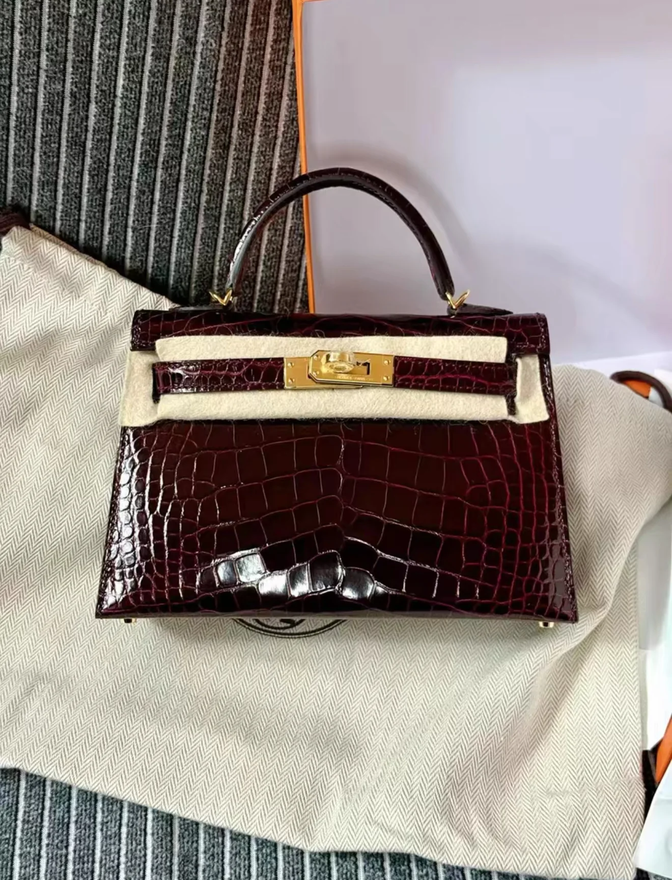 Hermès Mini Kelly 20 Red Bordeaux Shiny crocodile leather Gold Hardware - Image 3
