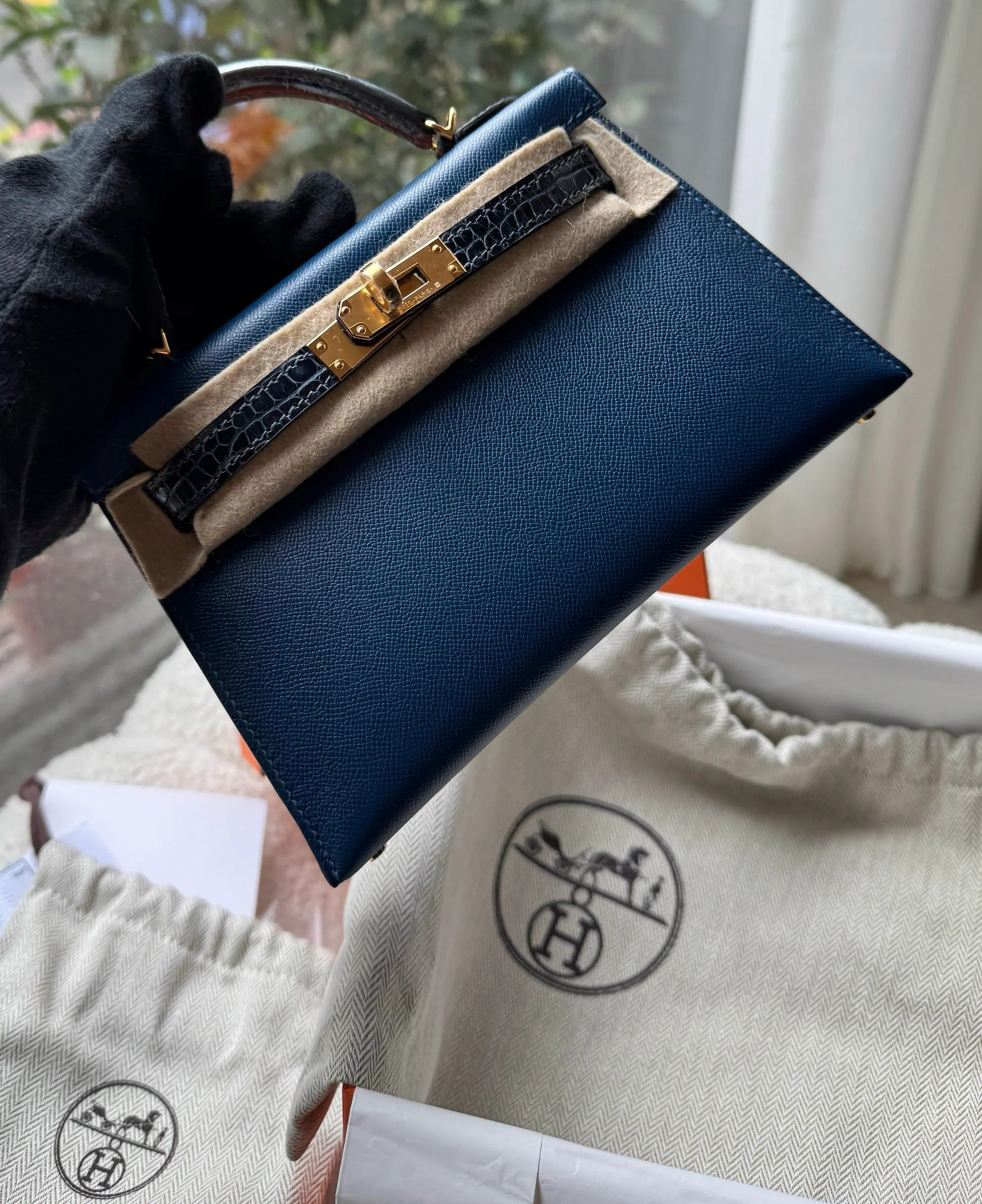 Hermès Mini Kelly 20 Deep Bleu Touch Veau Madame Gold Hardware - Image 2