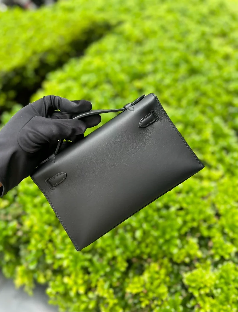 Hermès Kelly pochette black swift leather with light gold hardware - Image 2