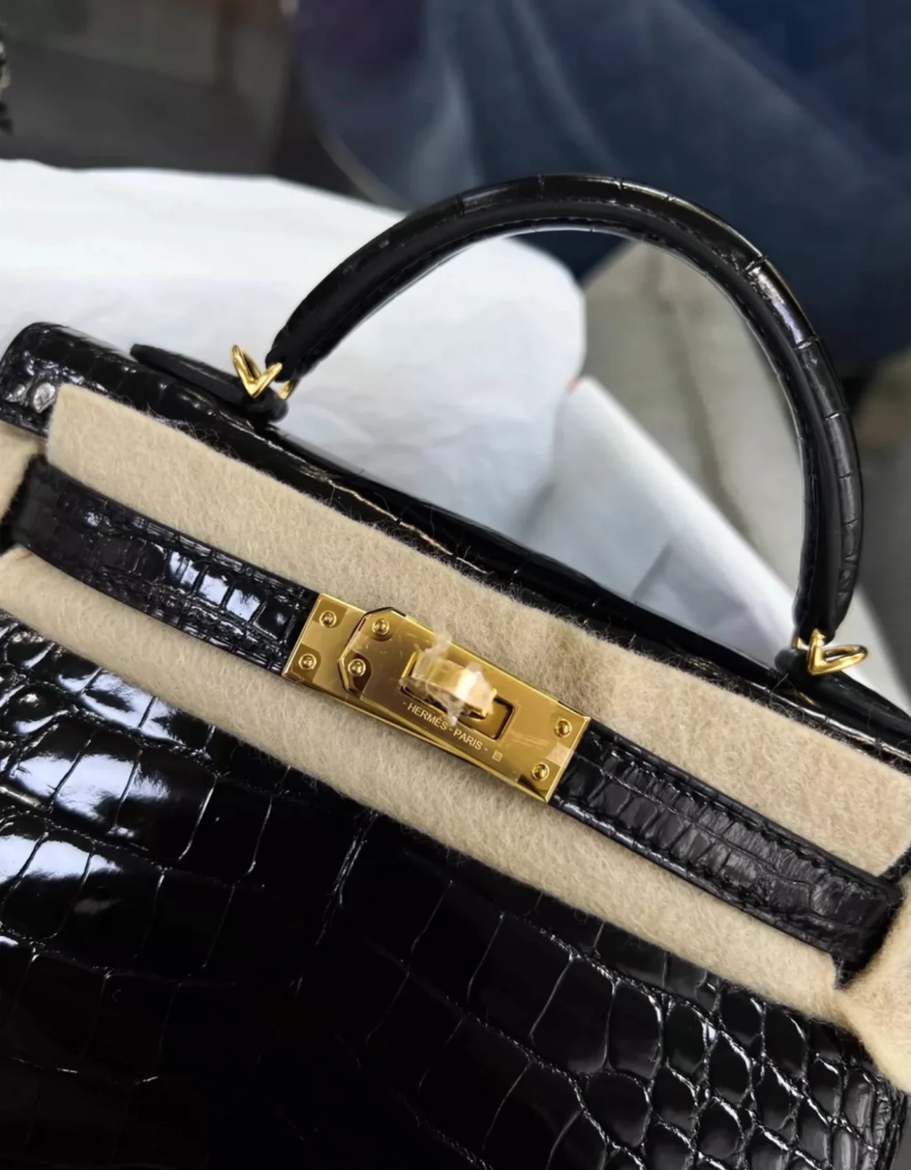 Hermès Mini Kelly Black Shiny Alligator Gold Hardware - Image 2