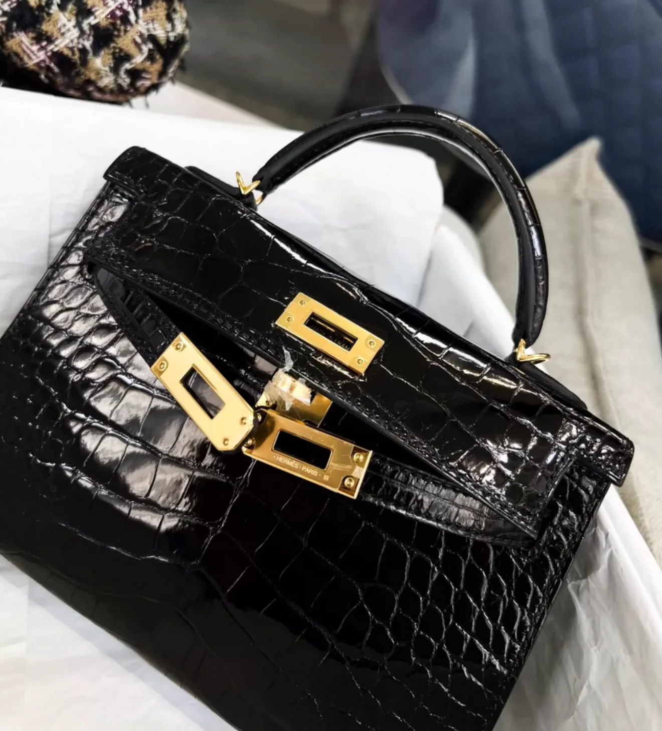 Hermès Mini Kelly Black Shiny Alligator Gold Hardware - Image 3