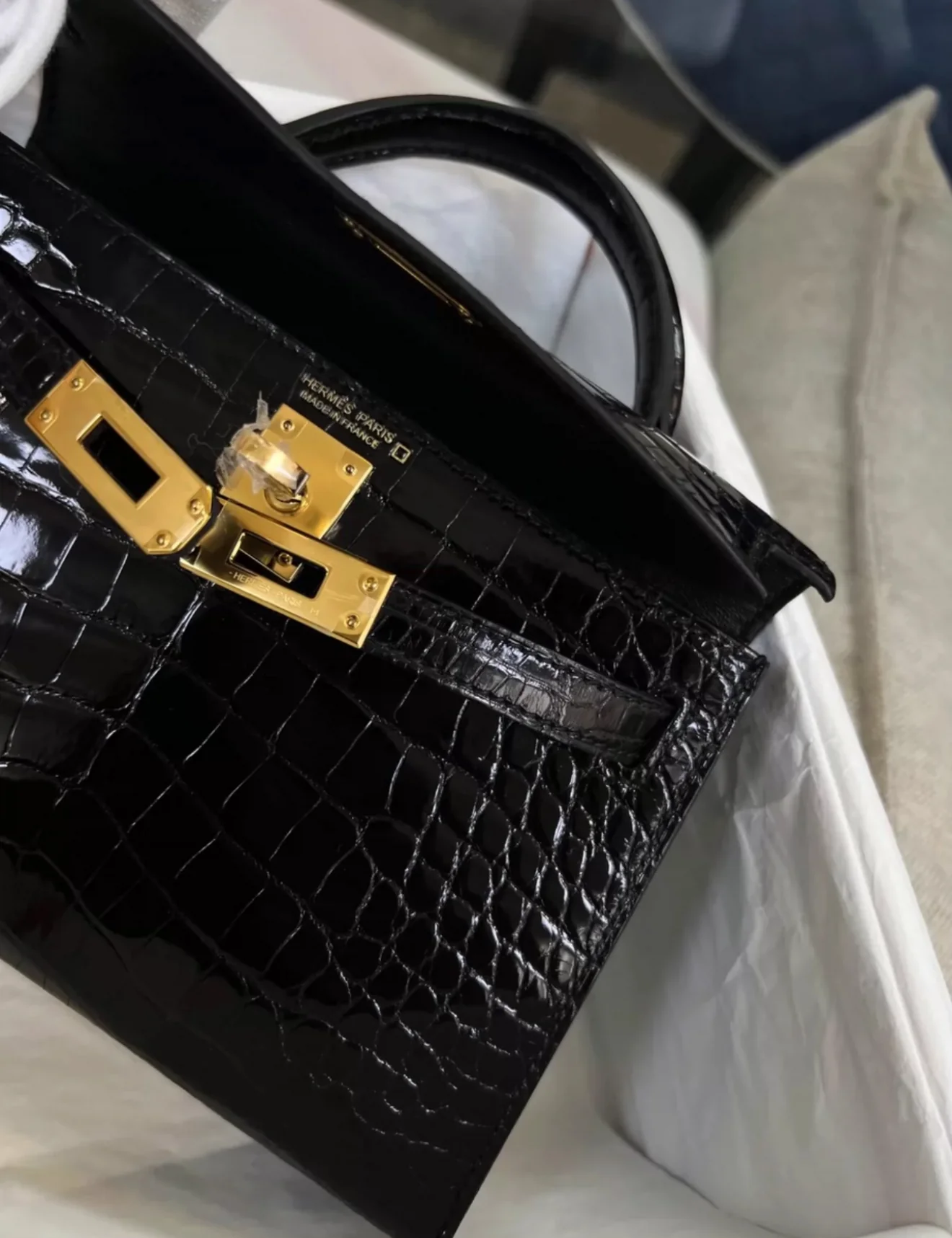 Hermès Mini Kelly Black Shiny Alligator Gold Hardware - Image 4