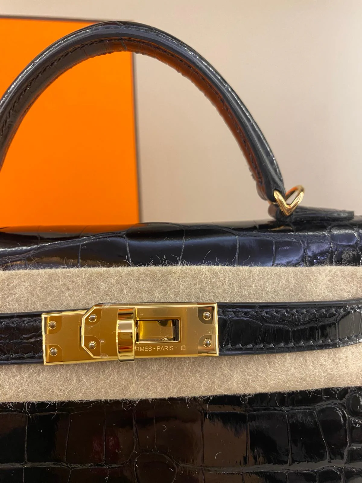 Hermès Mini Kelly Black Shiny Alligator Gold Hardware - Image 2