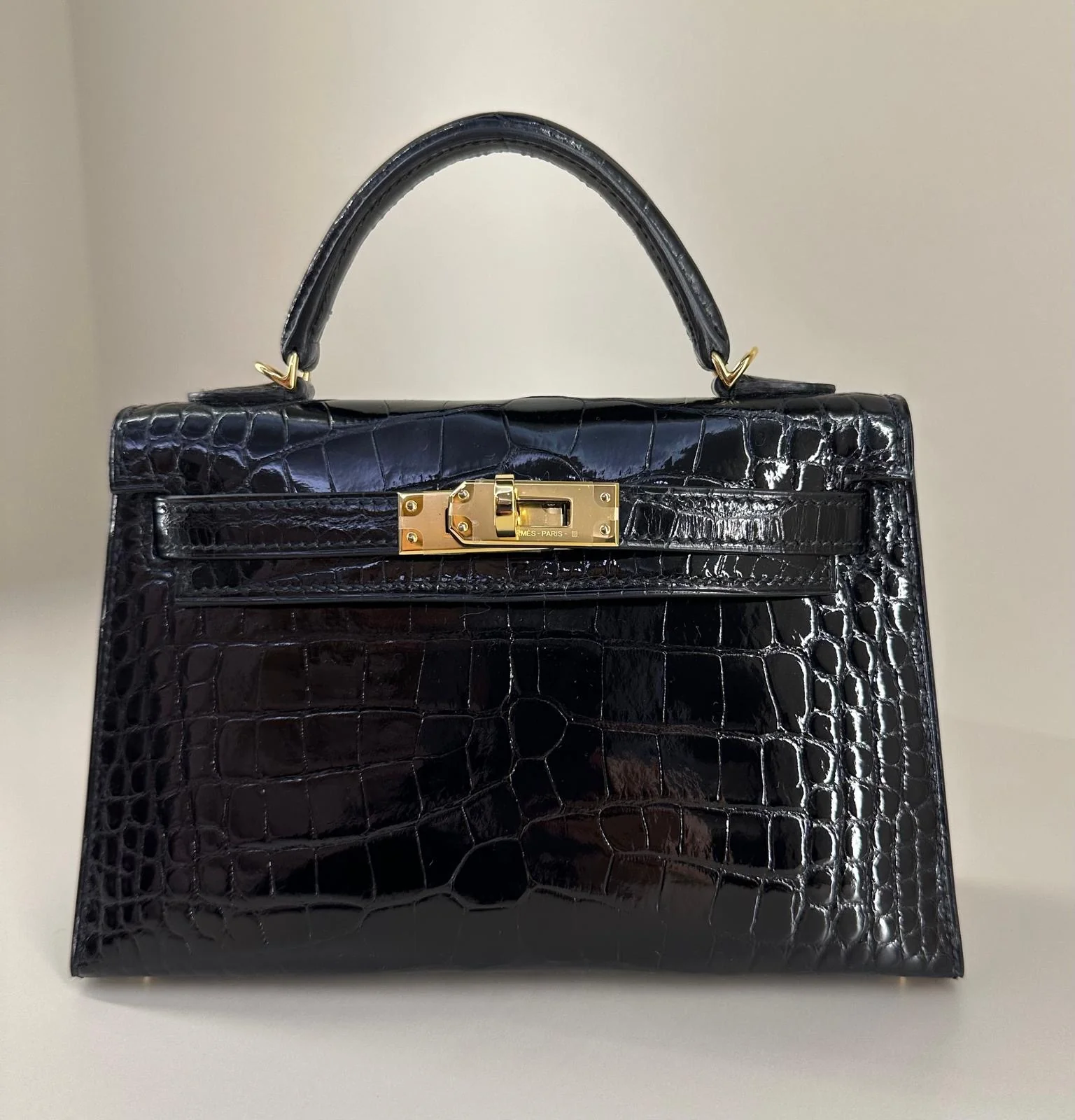 Hermès Mini Kelly Black Shiny Alligator Gold Hardware - Image 3