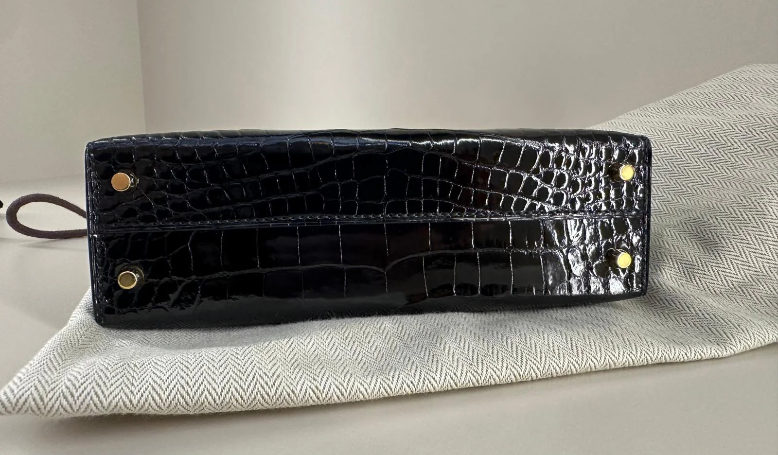 Hermès Mini Kelly Black Shiny Alligator Gold Hardware - Image 4