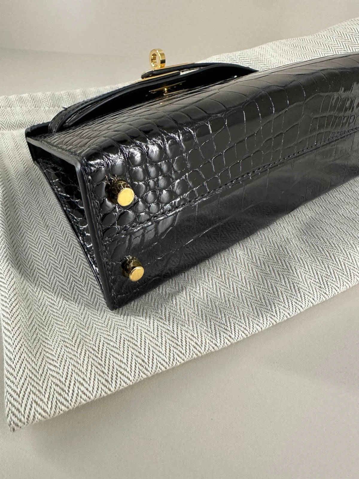 Hermès Mini Kelly Black Shiny Alligator Gold Hardware - Image 5