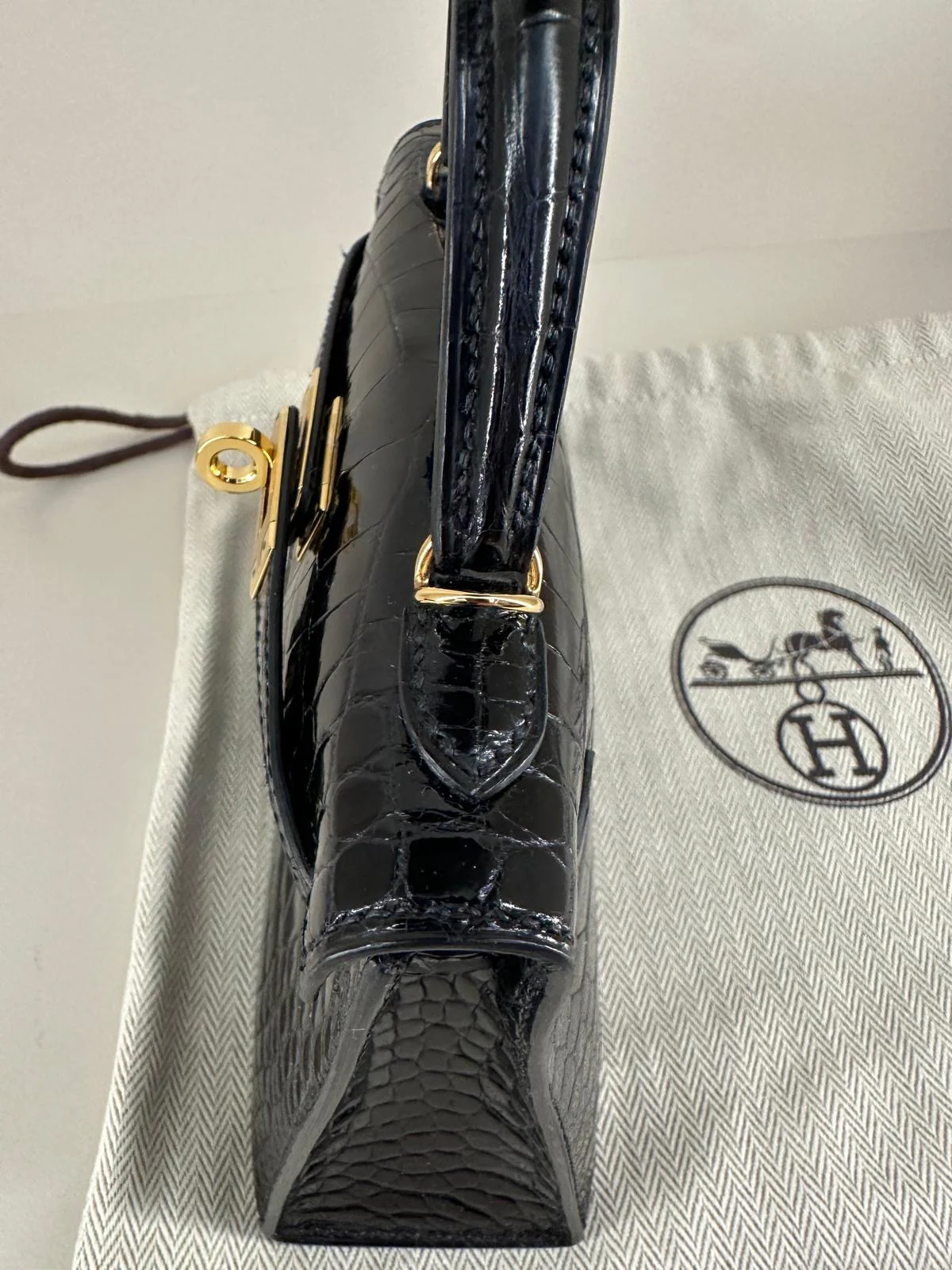 Hermès Mini Kelly Black Shiny Alligator Gold Hardware - Image 7