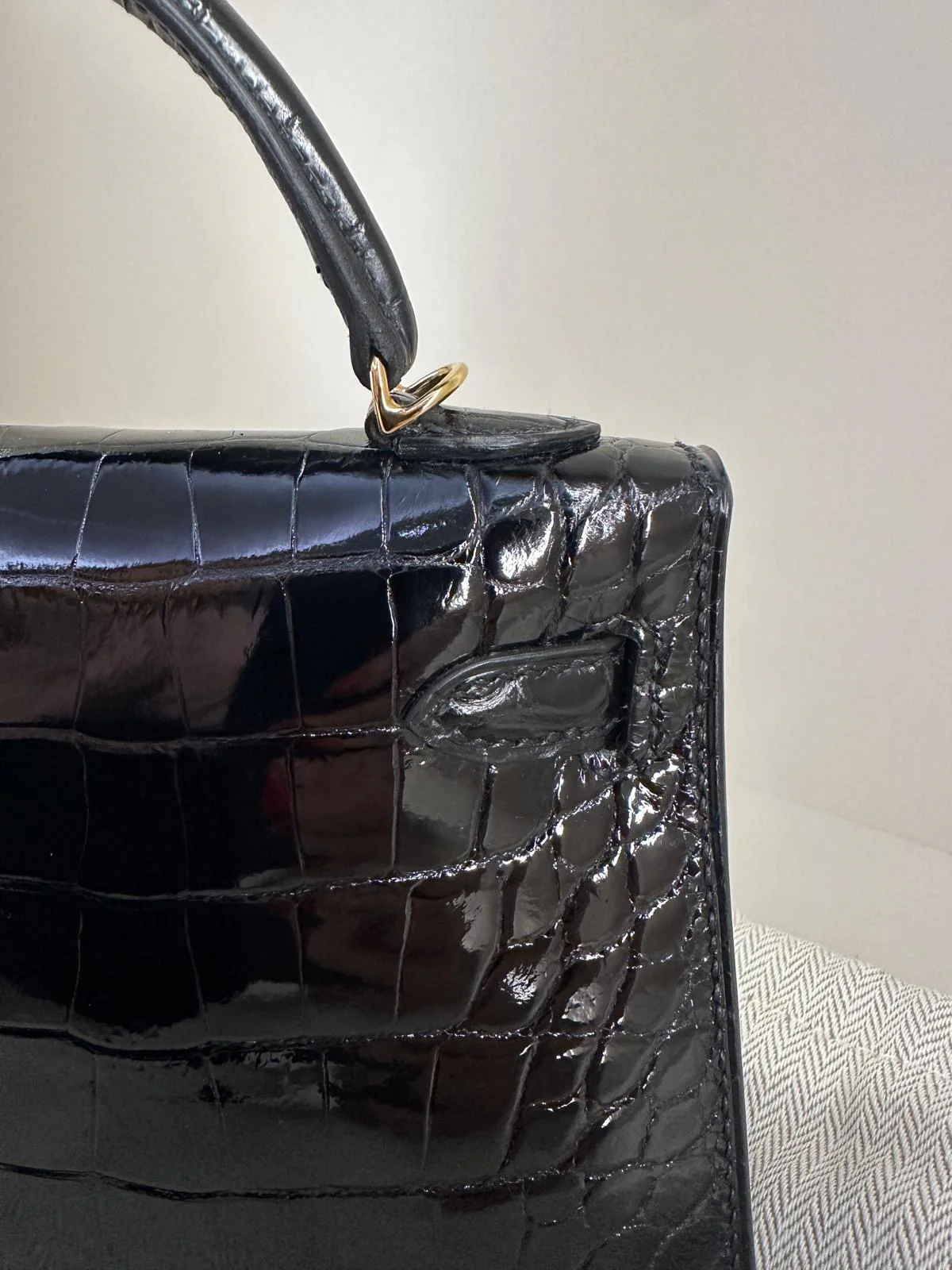 Hermès Mini Kelly Black Shiny Alligator Gold Hardware - Image 9