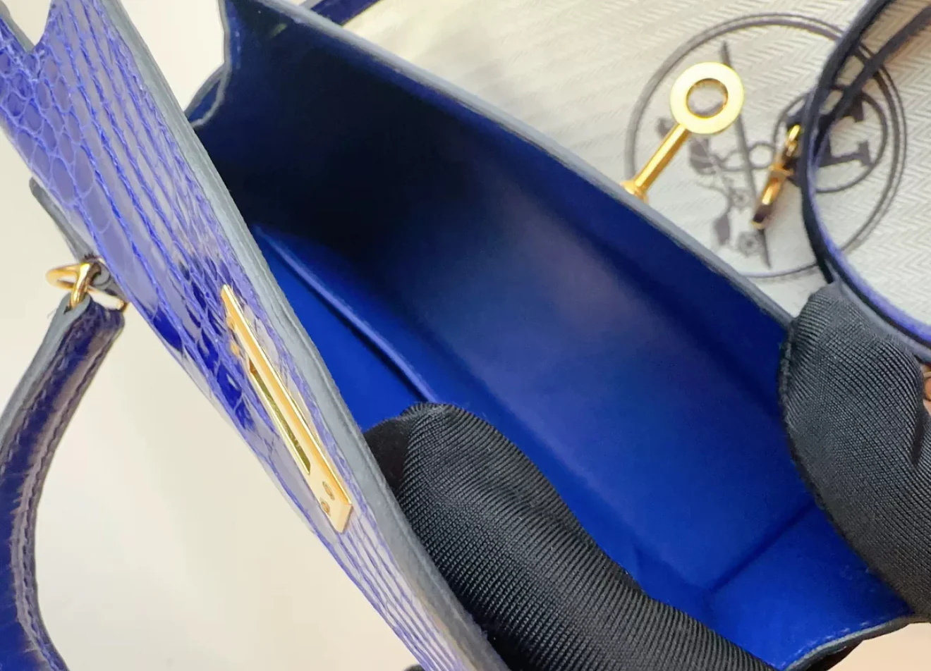 Hermès Mini Kelly Electric Blue Shiny Crocodile Leather Gold Hardware - Image 6
