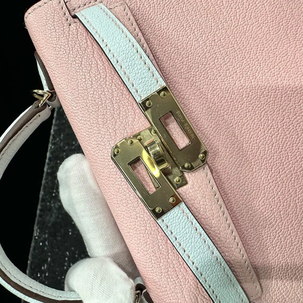 Hermes Mini Kelly II 20 Rose Sakura & Gris Perle Chèvre Gold Hardware - Image 10