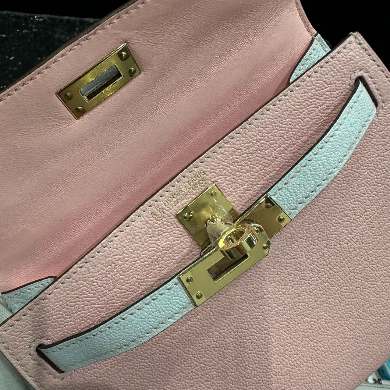 Hermes Mini Kelly II 20 Rose Sakura & Gris Perle Chèvre Gold Hardware - Image 11