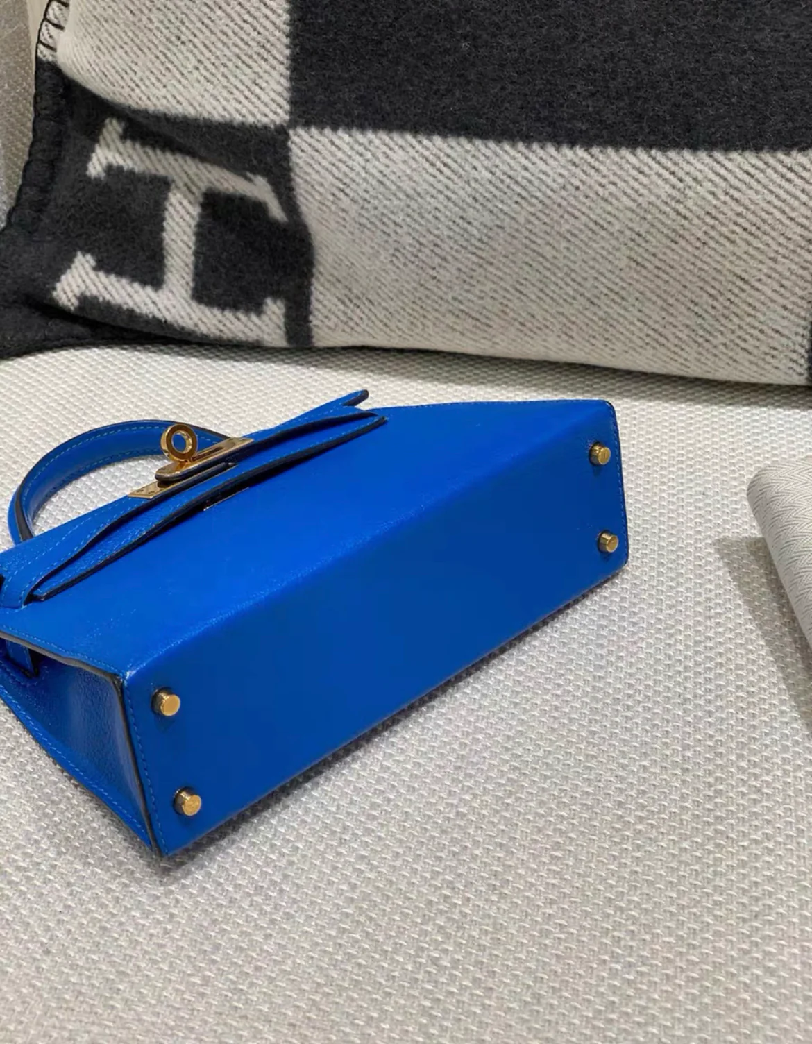 HERMÈS Mini Kelly II crossbody bag in Blue Royal Chevre leather with Gold hardware - Image 5
