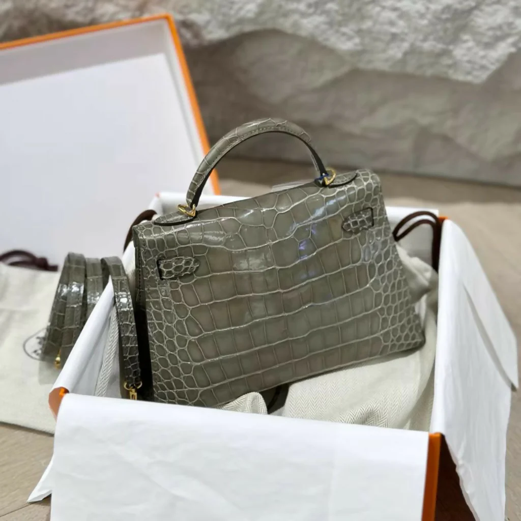 Hermès Mini Kelly Gris ciment Shiny Crocodile leather Gold Hardware - Image 3