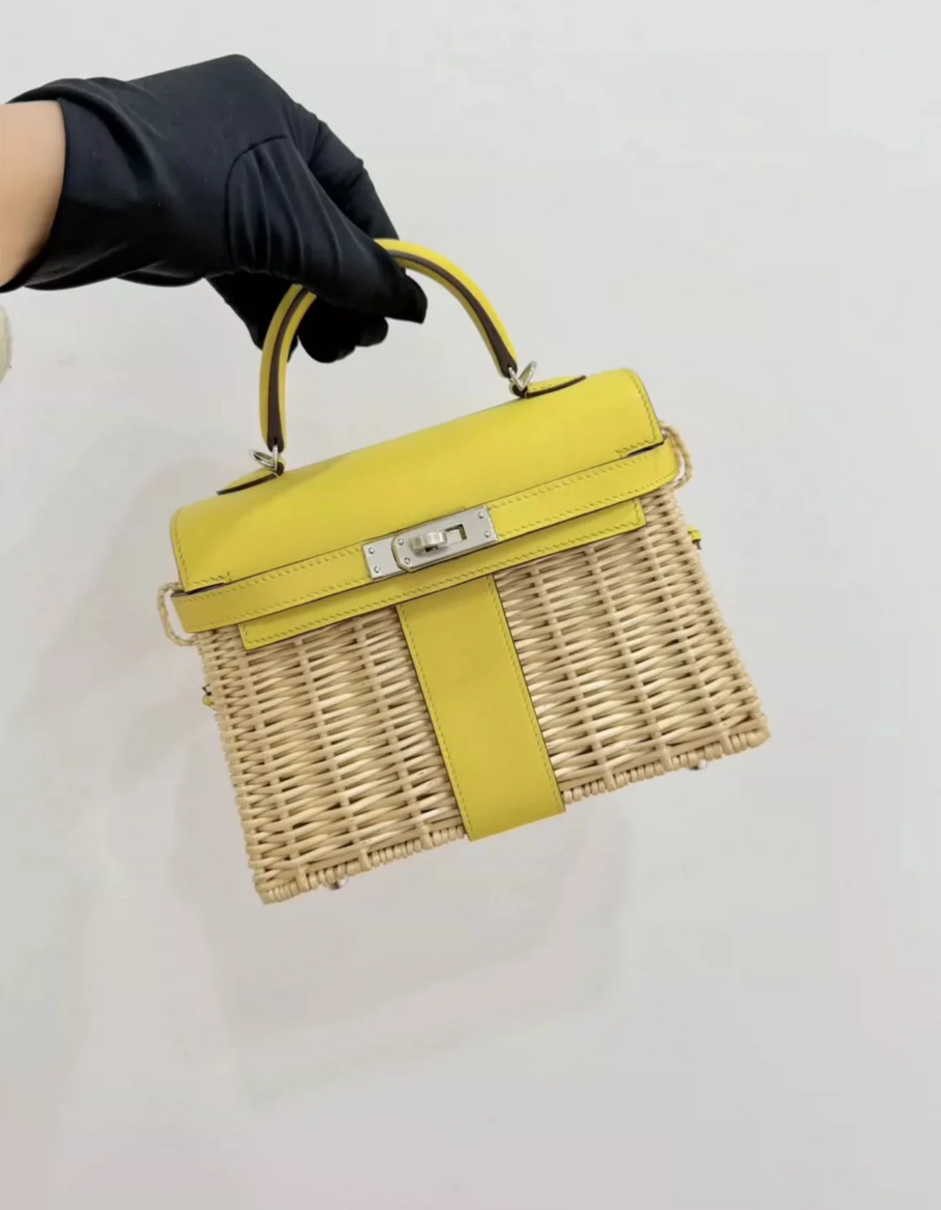 HERMÈS MINI KELLY PICNIC JAUNE DE NAPLES SWIFT & OSIER WICKER PALLADIUM HARDWARE - Image 3