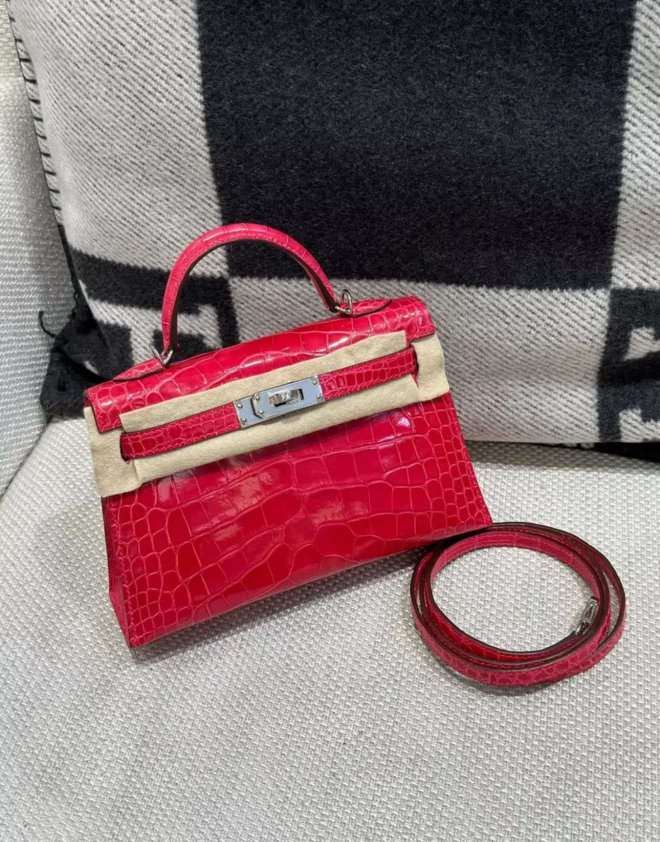 Hermès Mini Kelly Red Braise Shiny Alligator Palladium Hardware - Image 2