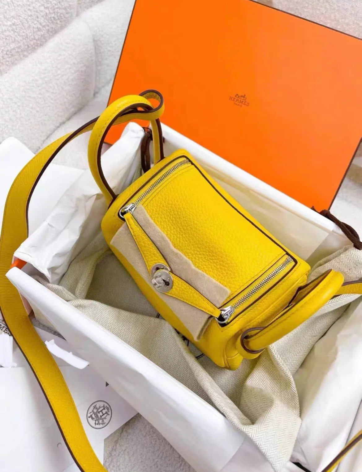 Hermès Mini Lindy 20 Sun Clemence Togo leather Palladium Hardware - Image 4