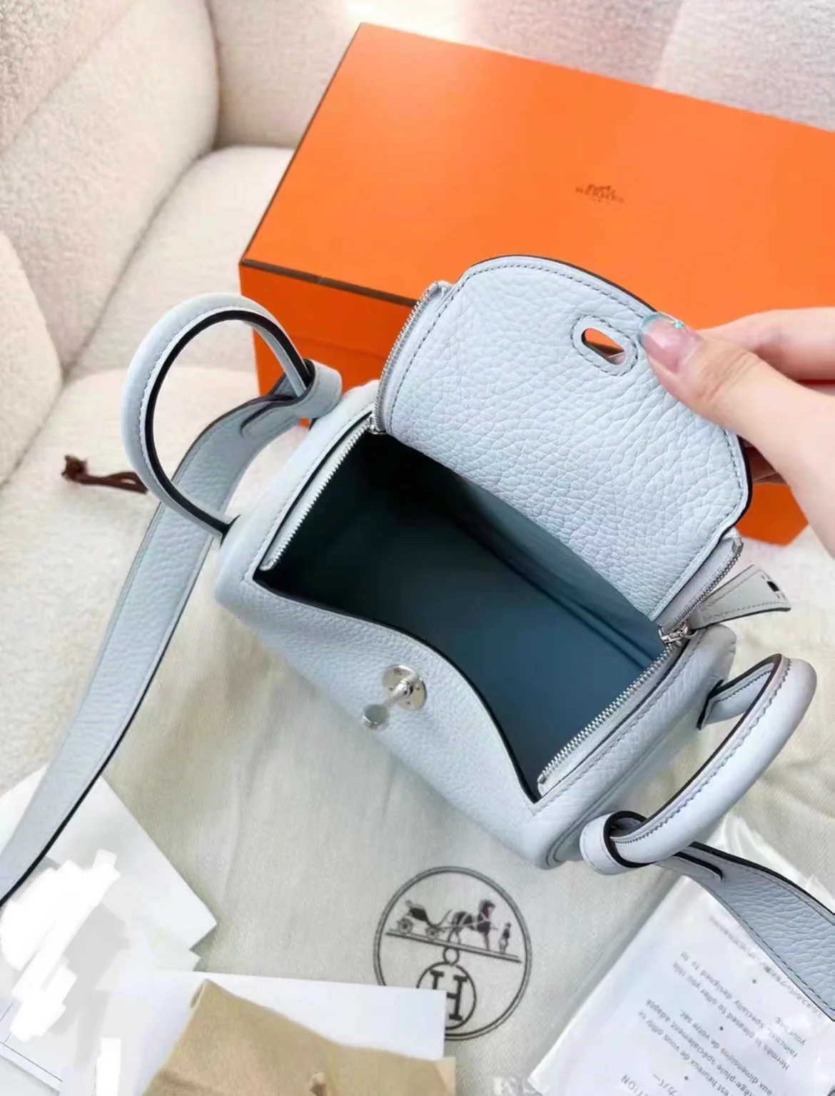 HERMÈS Mini Lindy shoulder bag in Bleu Pale Taurillon Clemence leather with Palladium hardware - Image 6