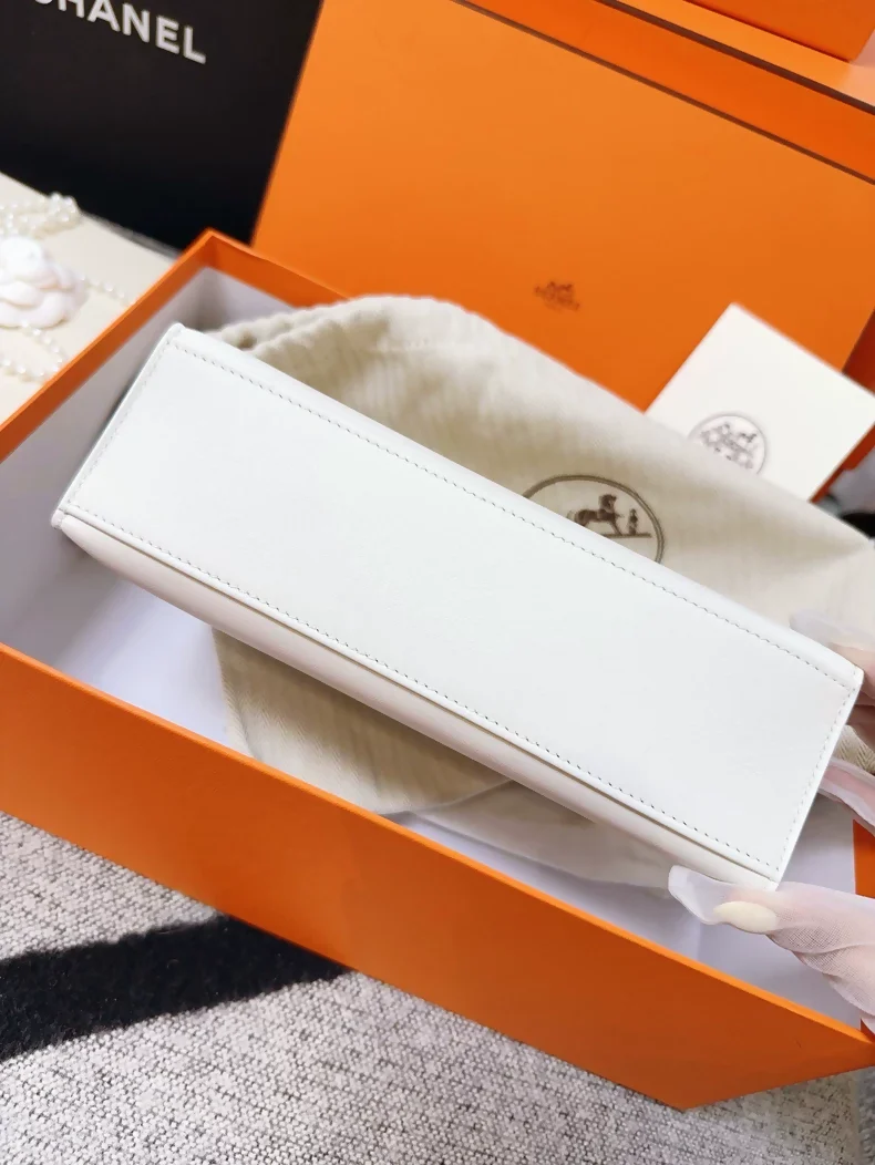 Hermes Kelly pochette pure white swift leather gold hardware - Image 3