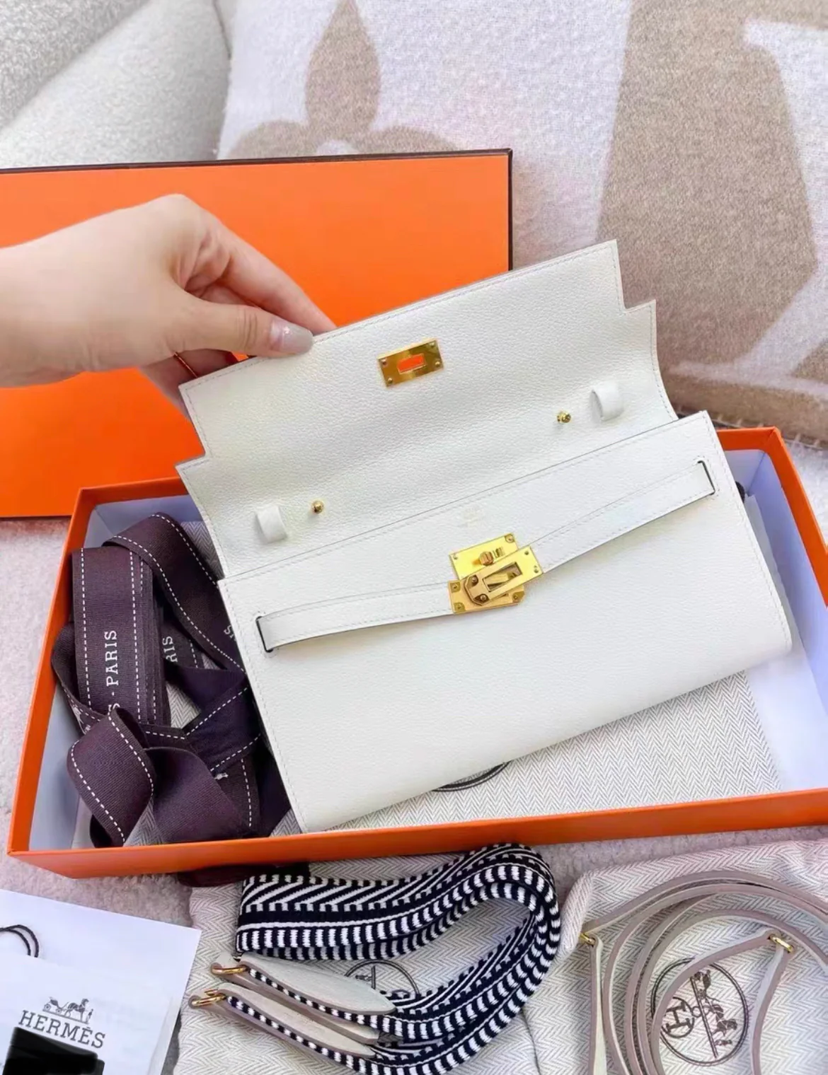 Hermès Mushroom Evercolor Kelly-To-Go Wallet Gold Hardware, - Image 4