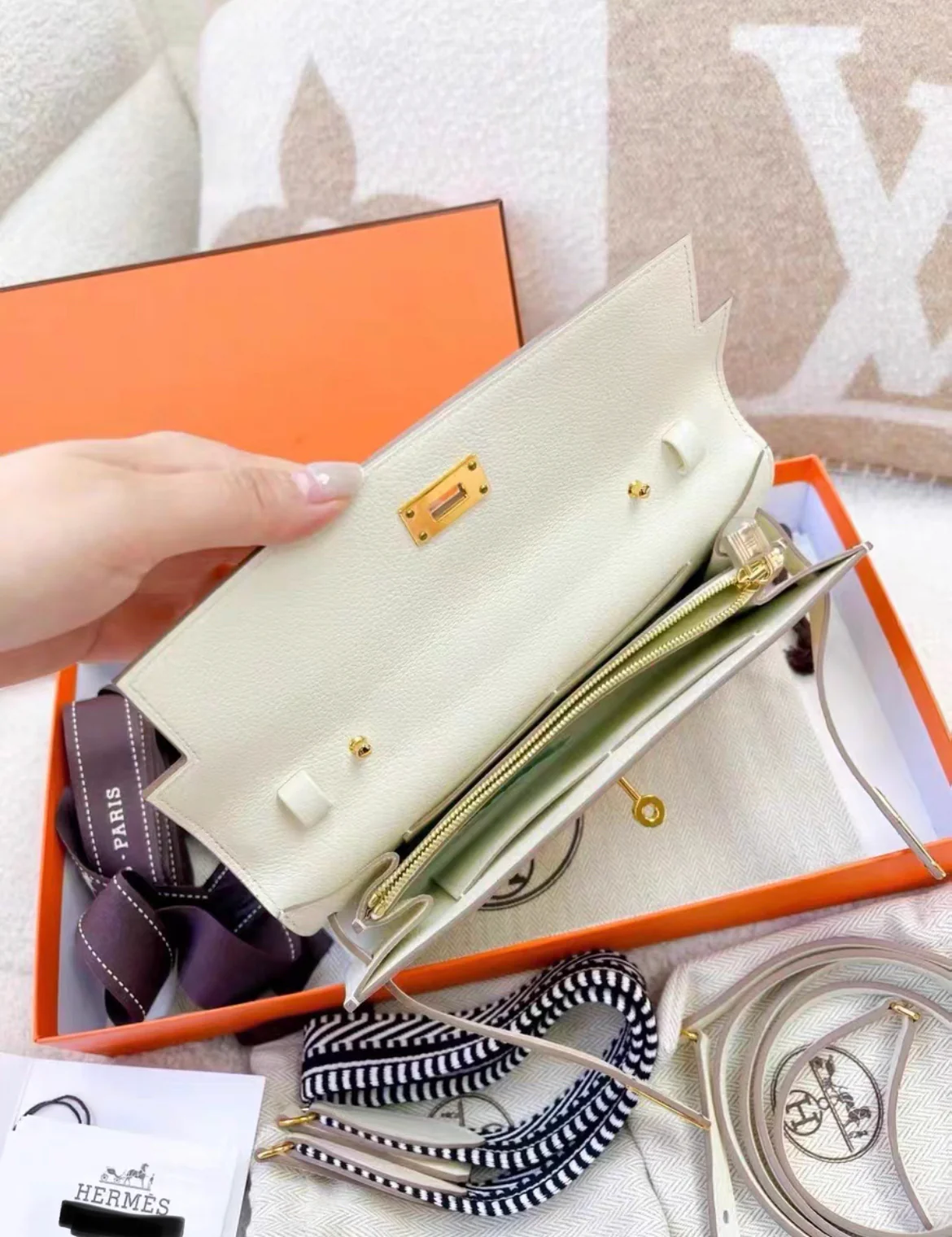 Hermès Mushroom Evercolor Kelly-To-Go Wallet Gold Hardware, - Image 8