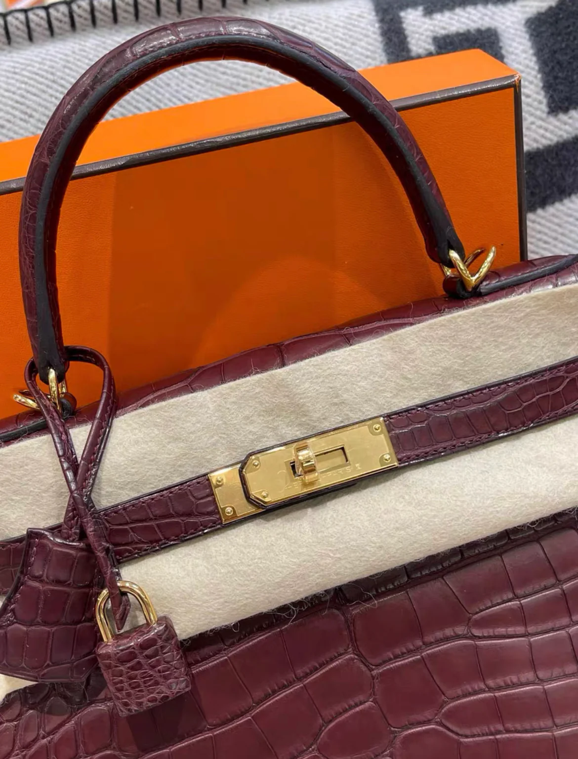 HERMES NEW Kelly 28 Bordeaux Matte Alligator Gold Hardware GHW RARE - Image 2