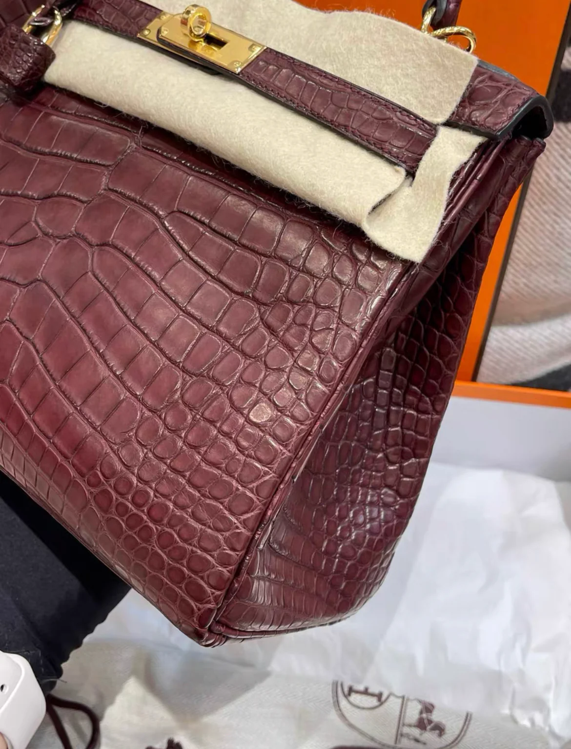 HERMES NEW Kelly 28 Bordeaux Matte Alligator Gold Hardware GHW RARE - Image 4