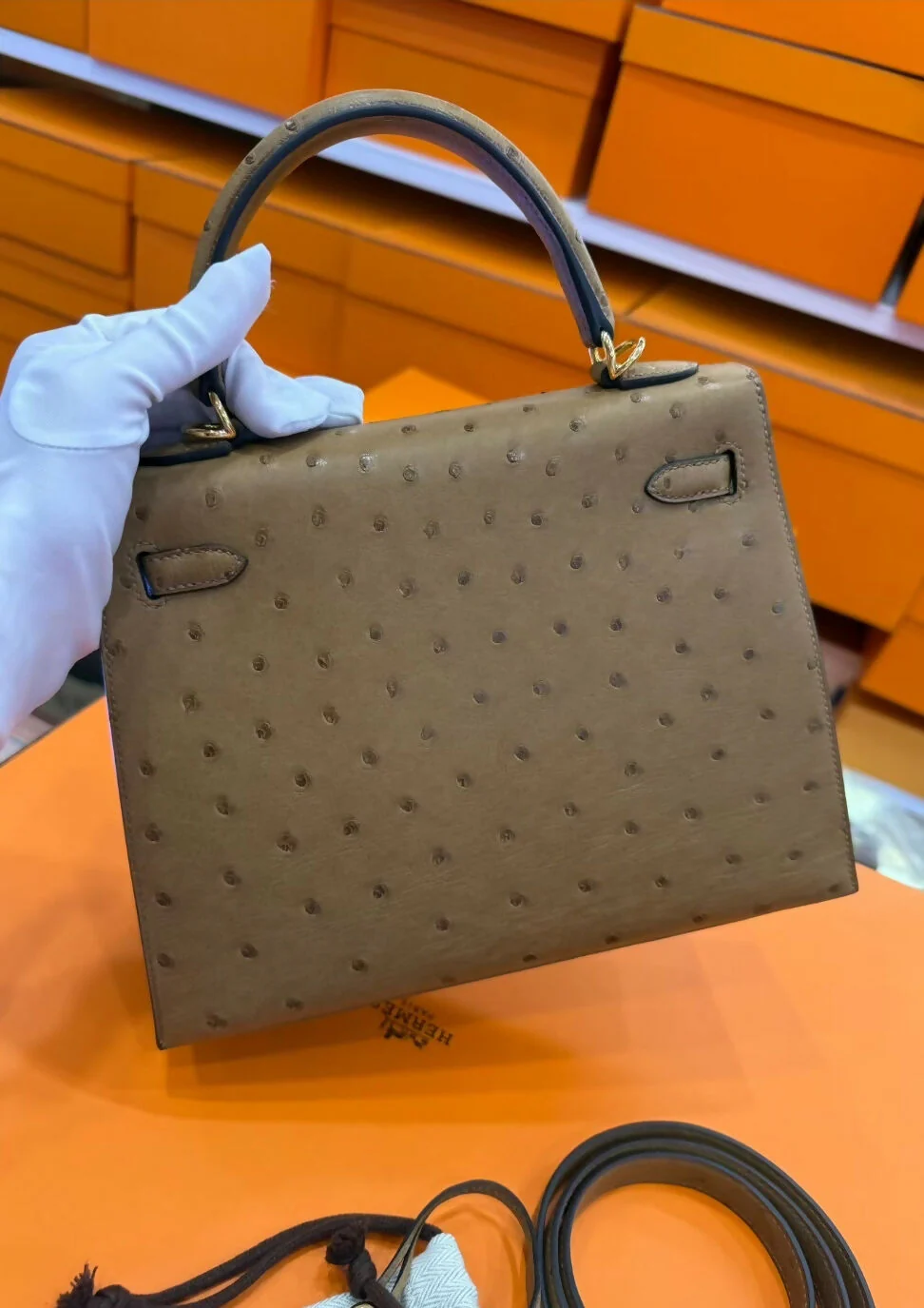 Hermes kelly 25 gold ostrich leather with gold hardware - Image 3