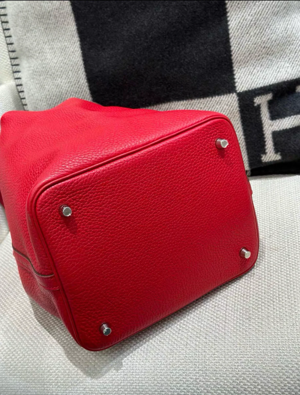 Hermès Picotin Lock 22 Vermillion Clemence Palladium Hardware - Image 6