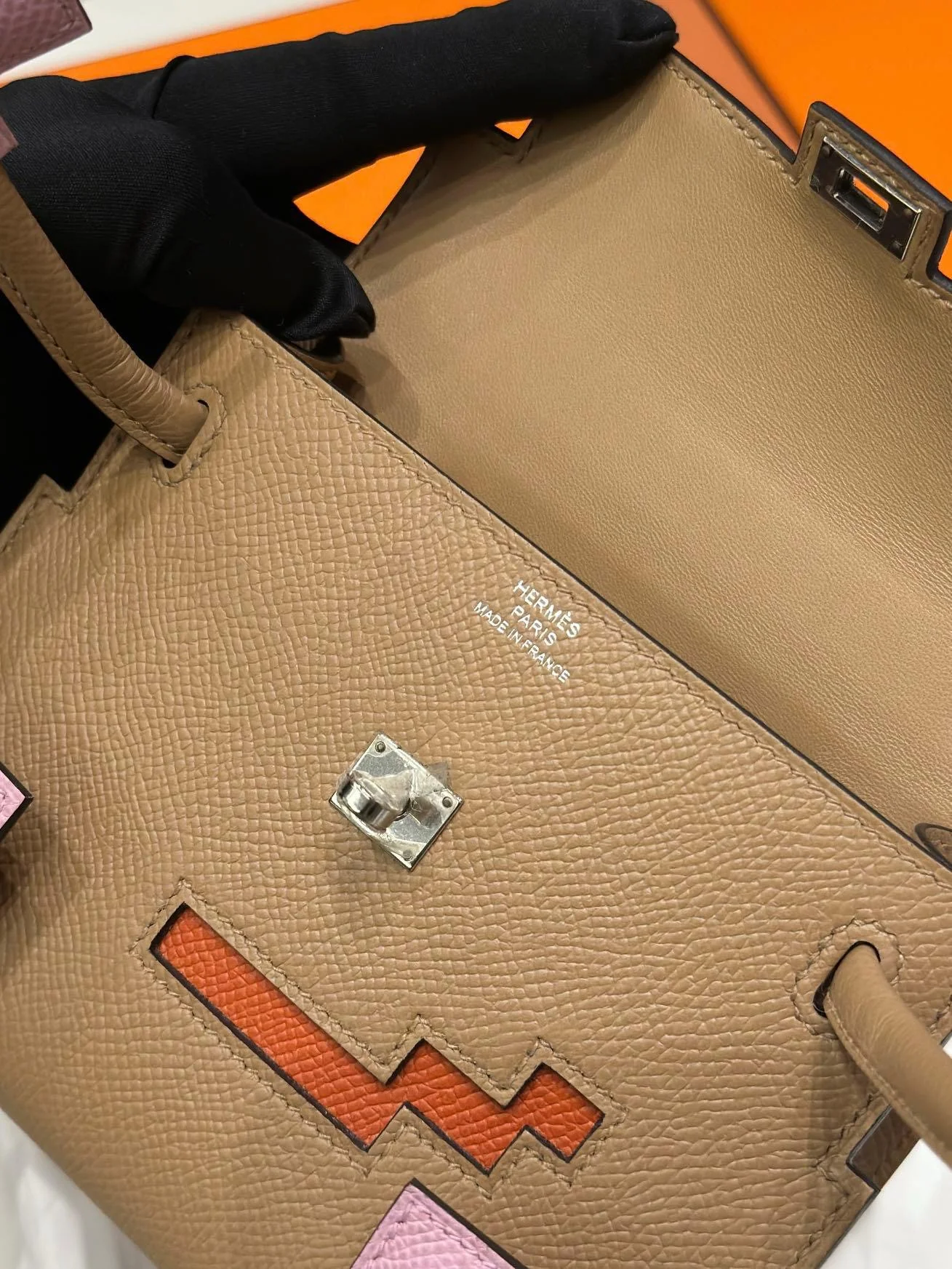 HERMÈS PICTO KELLY DOLL QUELLE IDOLE CHAI, MAUVE SYLVESTRE, BLEU CELESTE AND TERRE BATTUE EPSOM PALLADIUM HARDWARE - Image 9