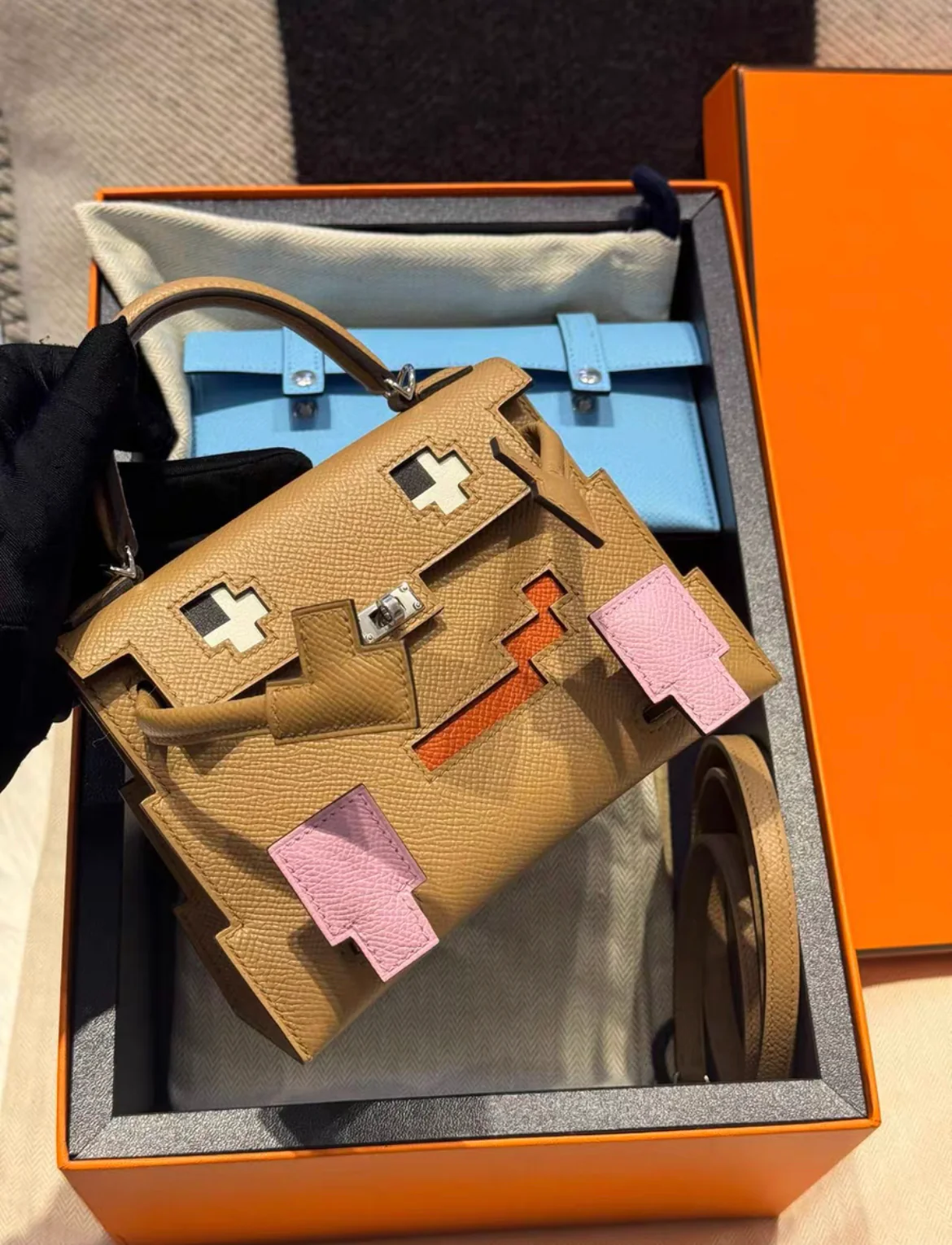 HERMÈS PICTO KELLY DOLL QUELLE IDOLE CHAI, MAUVE SYLVESTRE, BLEU CELESTE AND TERRE BATTUE EPSOM PALLADIUM HARDWARE - Image 2