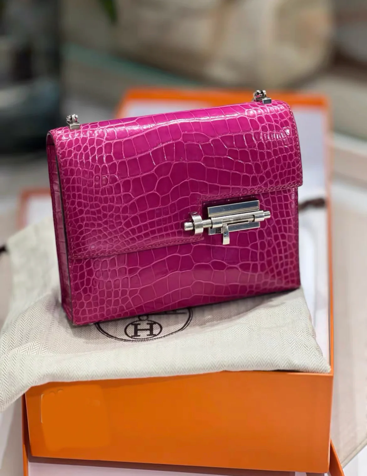 HERMES Shiny Alligator Mini Verrou Chaine Bag Rose Scheherazade - Image 3