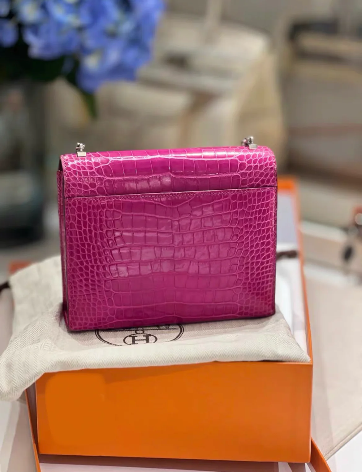 HERMES Shiny Alligator Mini Verrou Chaine Bag Rose Scheherazade - Image 4