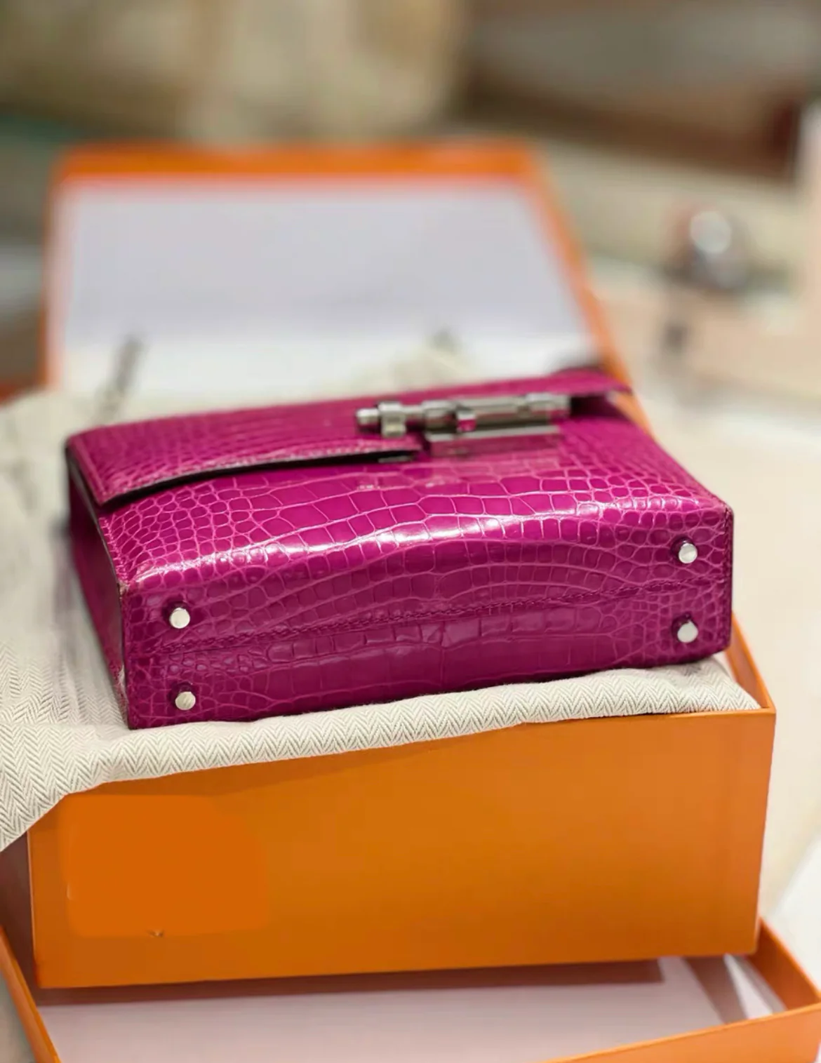 HERMES Shiny Alligator Mini Verrou Chaine Bag Rose Scheherazade - Image 5