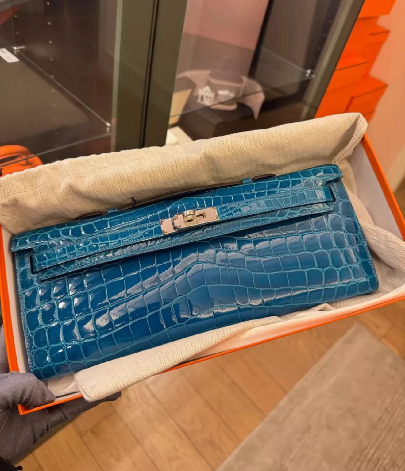Hermès Shiny Niloticus Crocodile Kelly Cut Pochette Bleu Izmir - Image 3