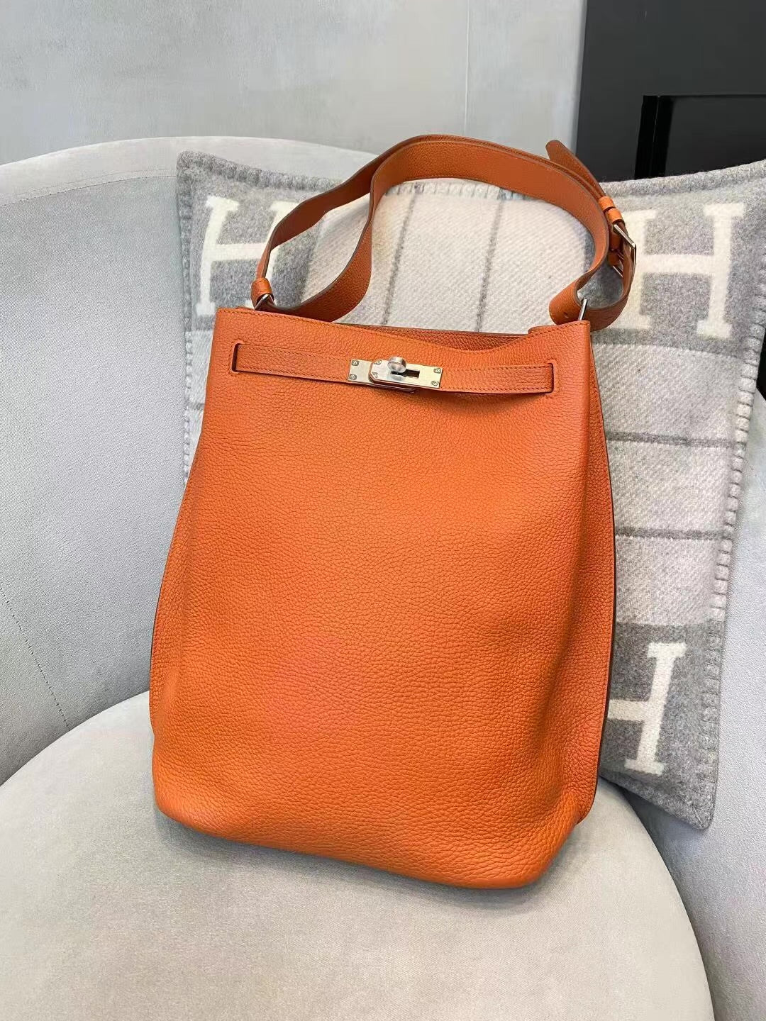 Hermes So Kelly 26 Orange Togo Leather Palladium hardware - Image 2