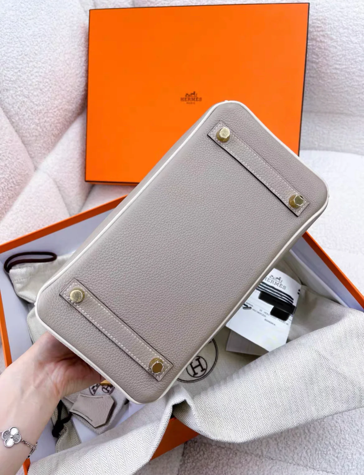 Hermès Special Order (HSS) Birkin 25 Gris and Craie Togo Brushed Gold Hardware - Image 5