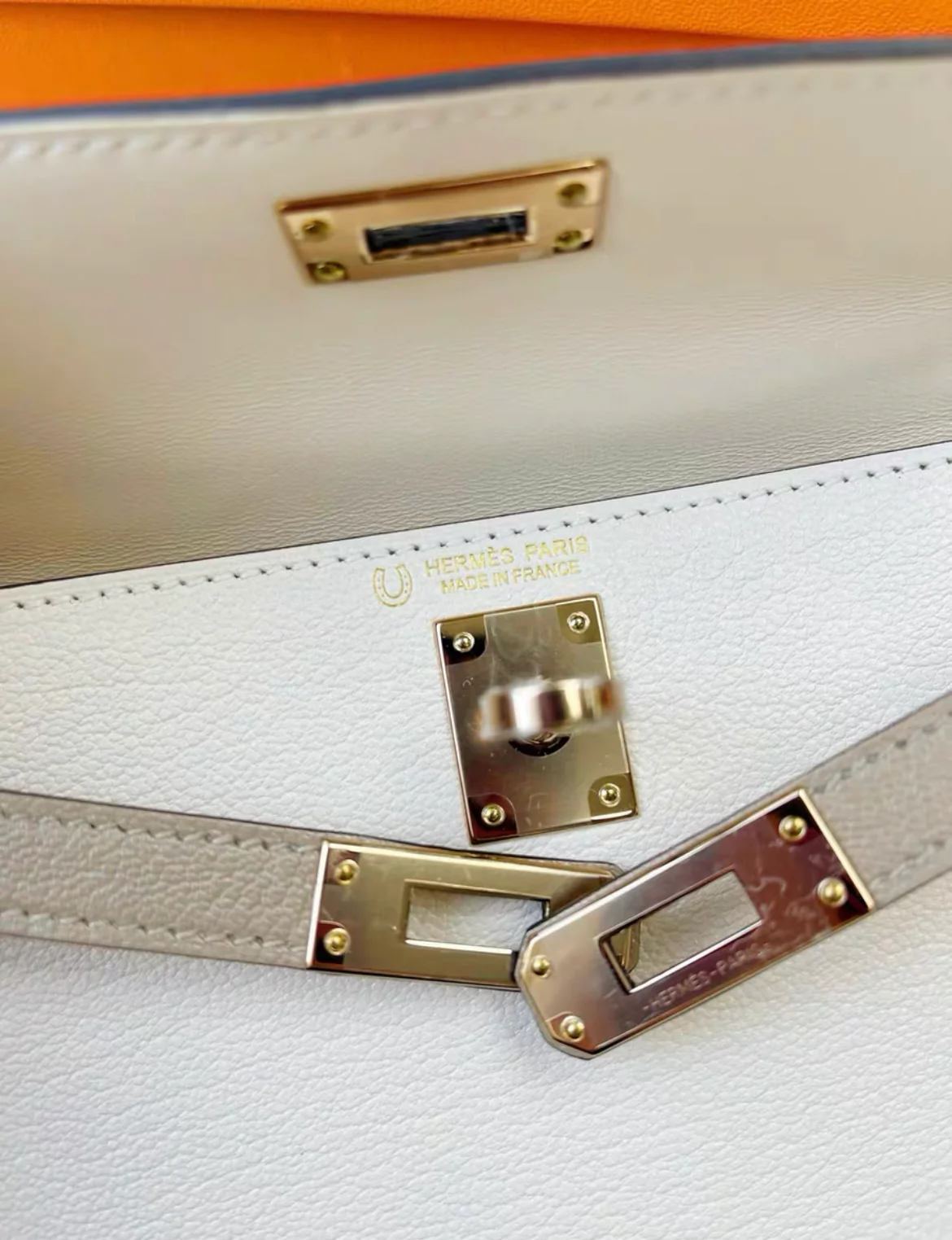 Hermès Special Order (HSS) Kelly 20 Nata and Gris Etoupe Chevre Permabrass Hardware stamp B, brand new - Image 5