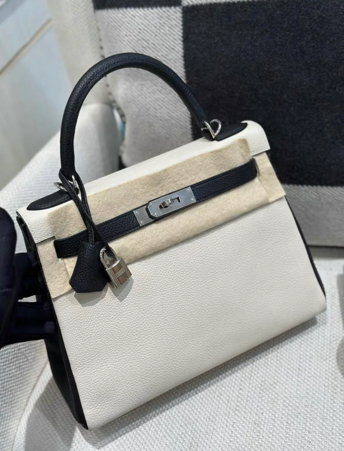 Hermès Special Order (HSS) Kelly 28 Black and White Togo leather Palladium Hardware - Image 2
