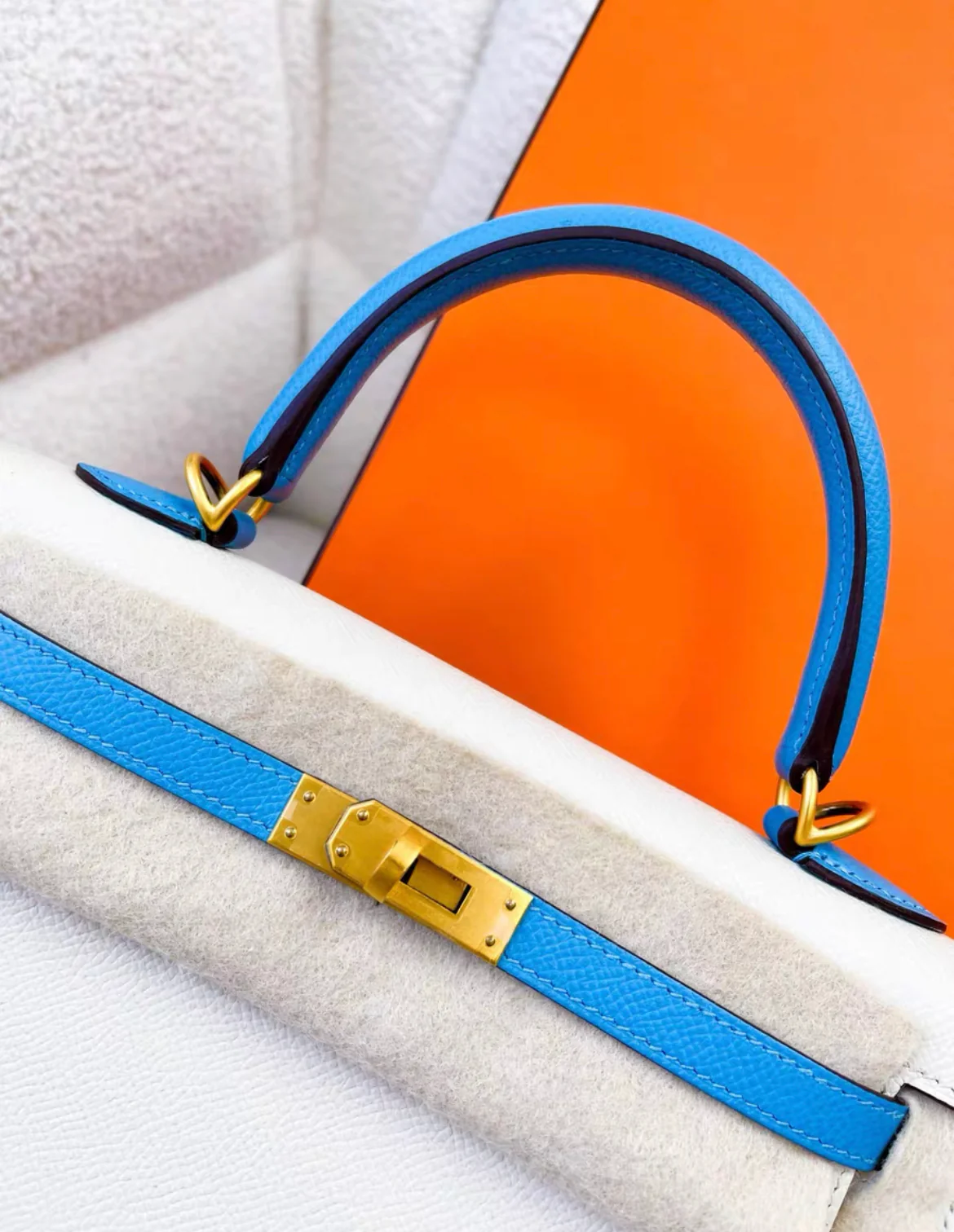 Hermès Special Order (HSS) Kelly Sellier 25 Craie and Bleu Aztec Chevre Brushed Gold Hardware - Image 2