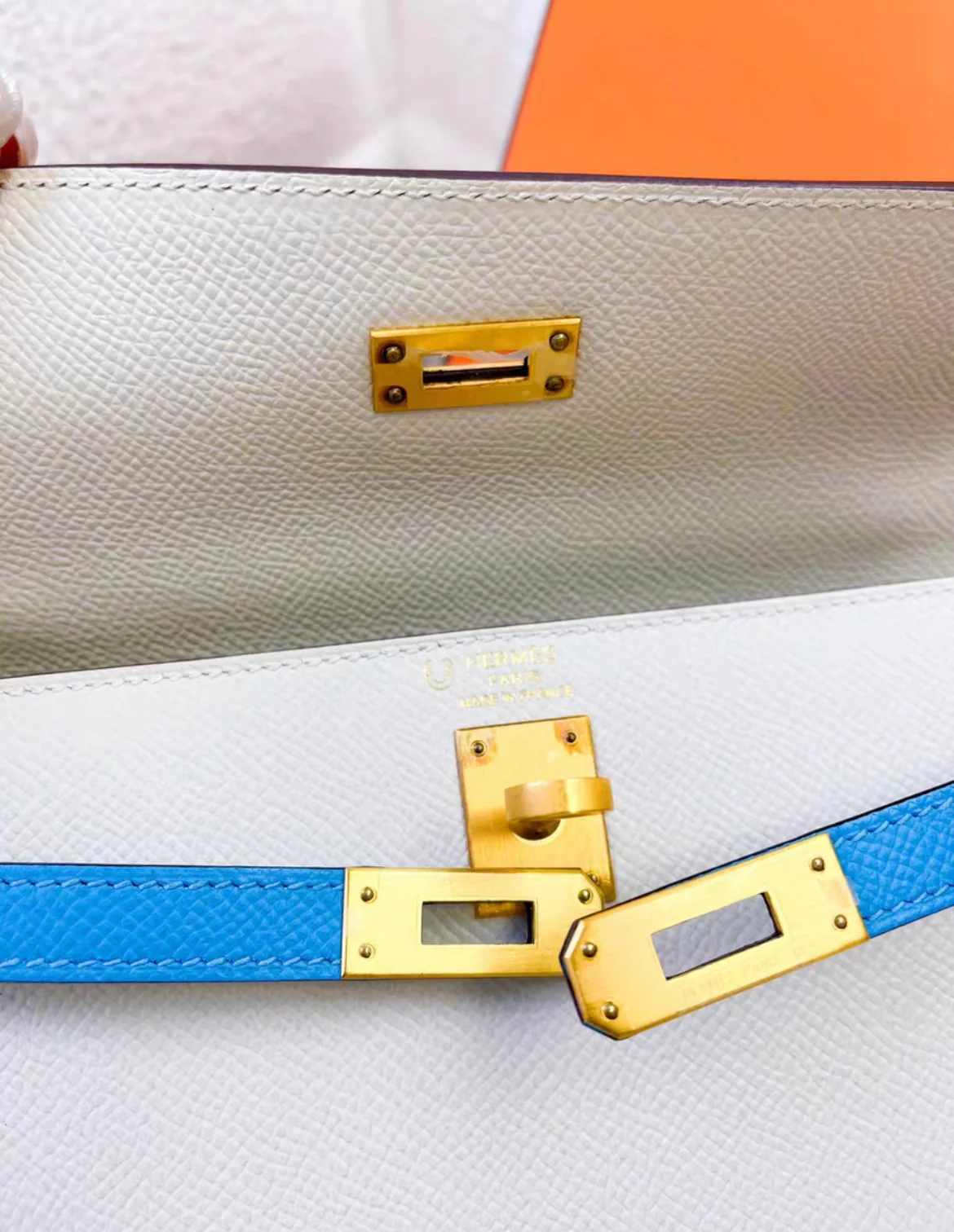 Hermès Special Order (HSS) Kelly Sellier 25 Craie and Bleu Aztec Chevre Brushed Gold Hardware - Image 3