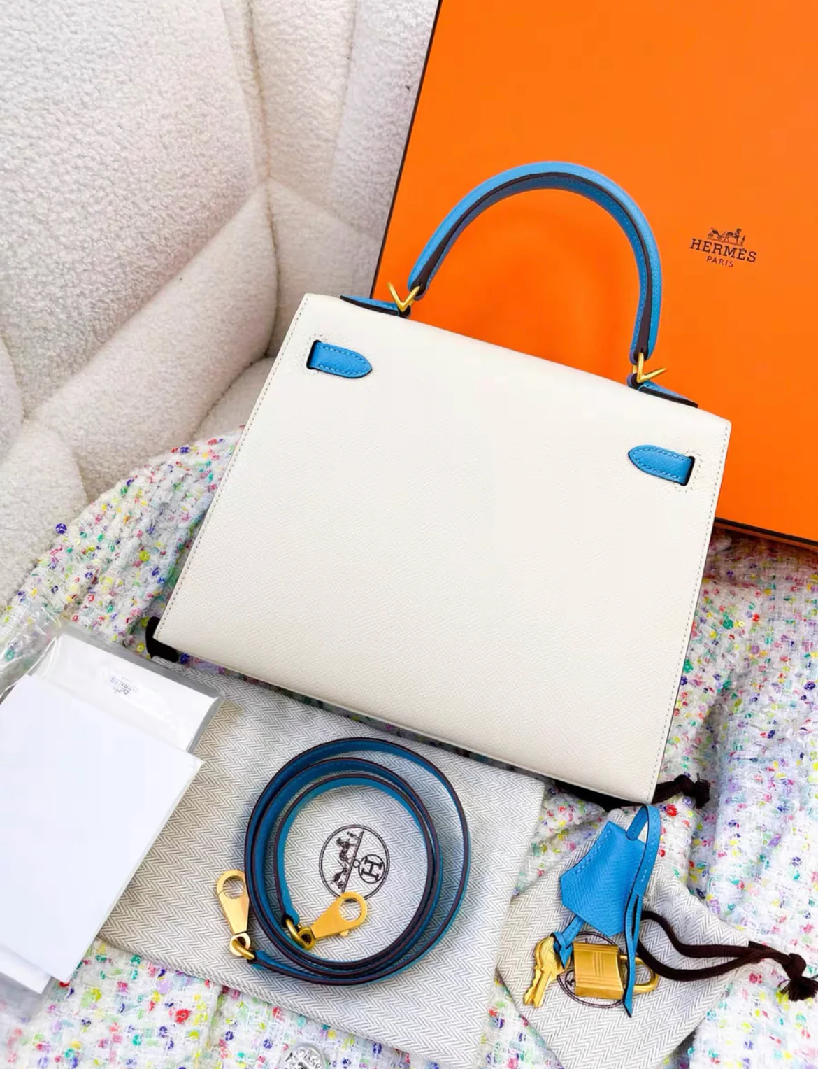 Hermès Special Order (HSS) Kelly Sellier 25 Craie and Bleu Aztec Chevre Brushed Gold Hardware - Image 4