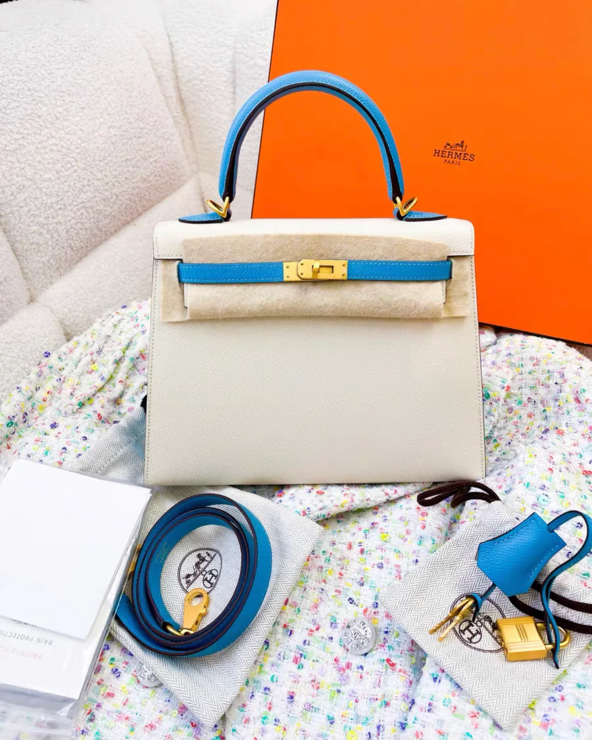 Hermès Special Order (HSS) Kelly Sellier 25 Craie and Bleu Aztec Chevre Brushed Gold Hardware - Image 5