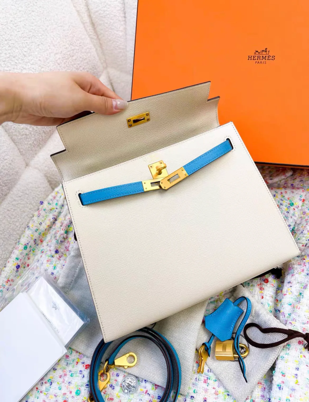 Hermès Special Order (HSS) Kelly Sellier 25 Craie and Bleu Aztec Chevre Brushed Gold Hardware - Image 7