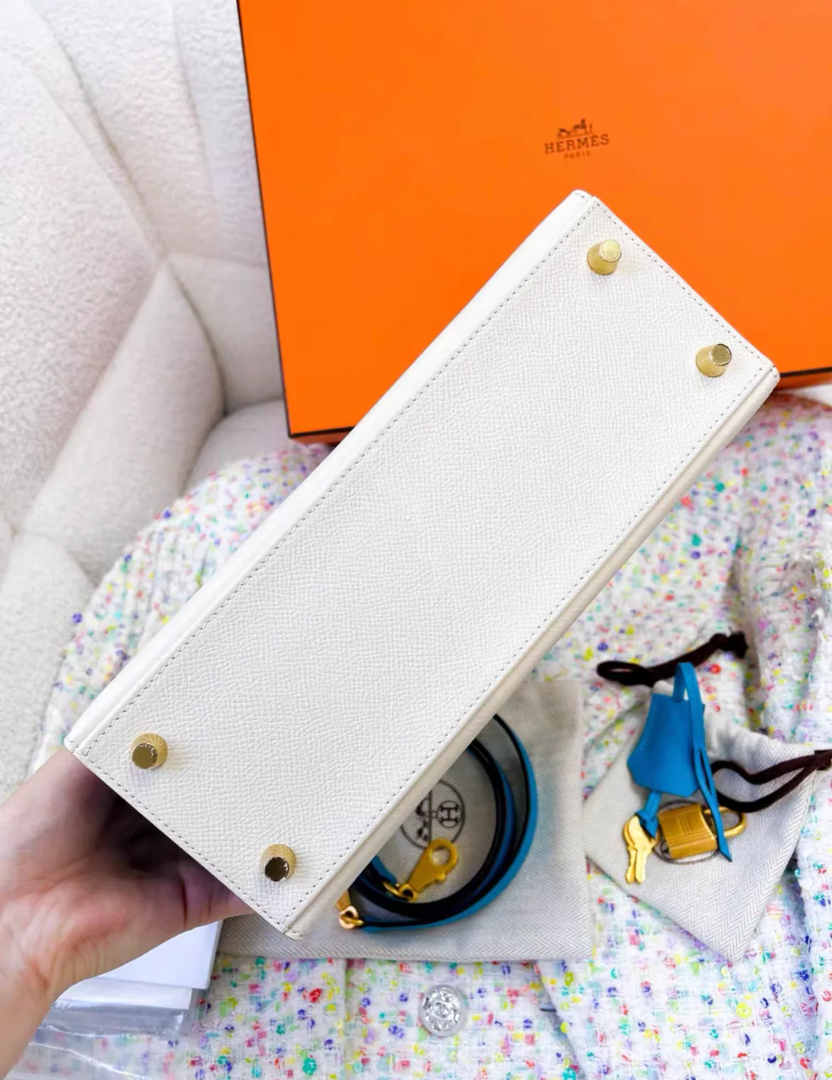 Hermès Special Order (HSS) Kelly Sellier 25 Craie and Bleu Aztec Chevre Brushed Gold Hardware - Image 8