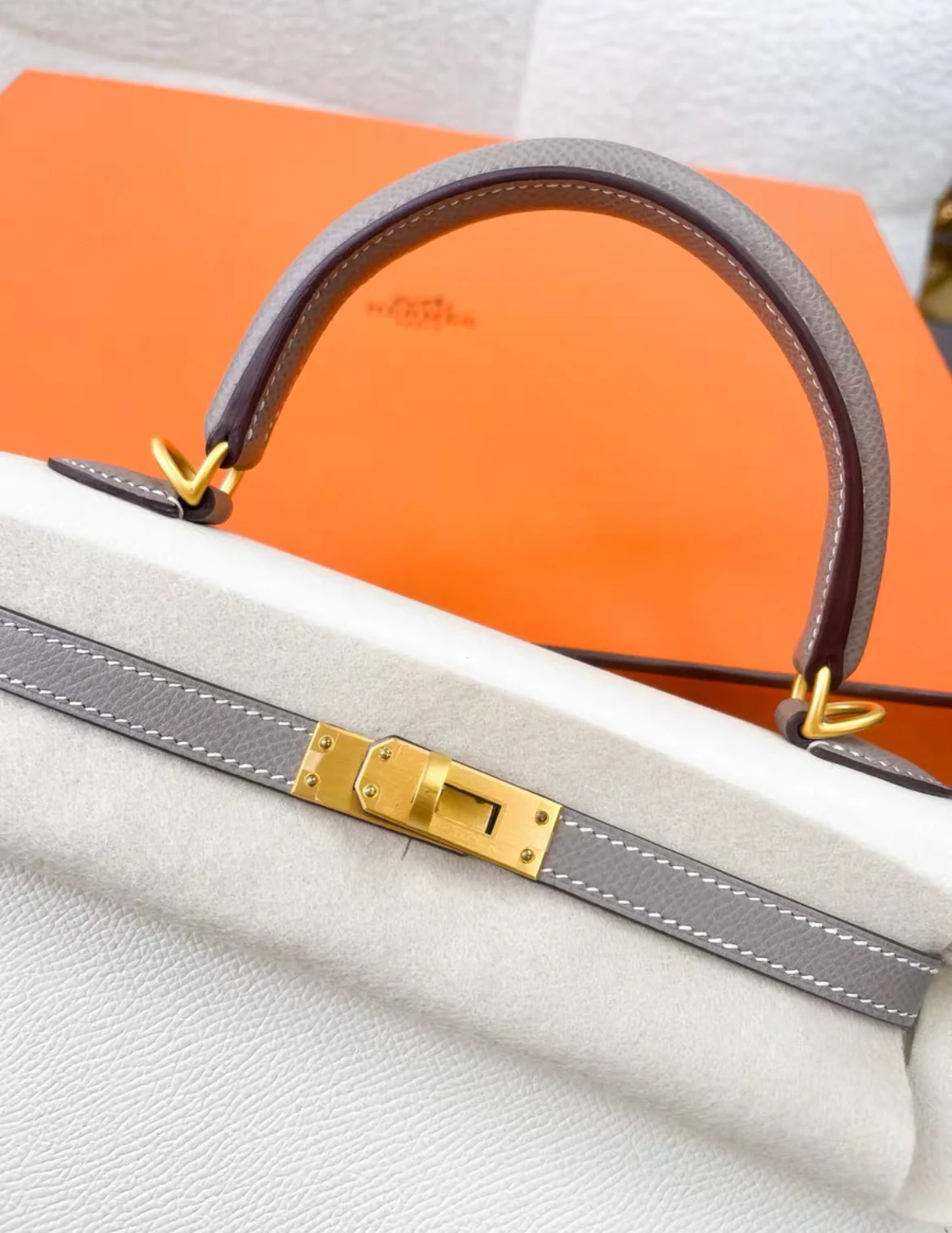 Hermès Special Order (HSS) Kelly Sellier 25 Craie and Etoupe Epsom Brushed Gold Hardware - Image 2